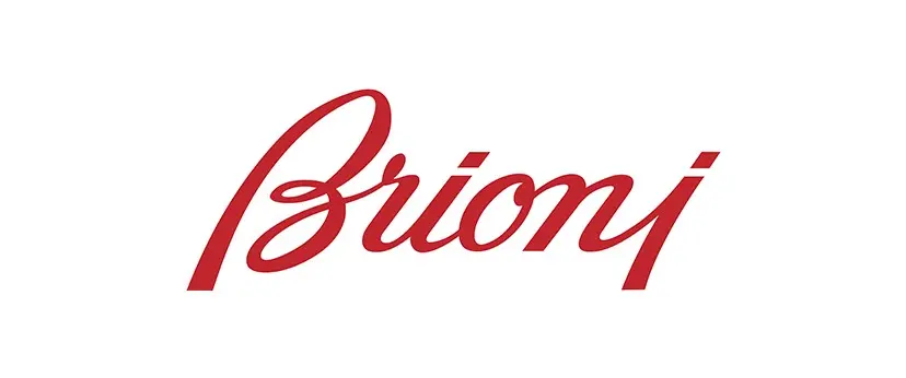 販売経験を活かせる環境◇年休120日／語学活かせる／梅田駅2分／制服貸与